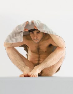Ron Mueck, Man Under Cardigan