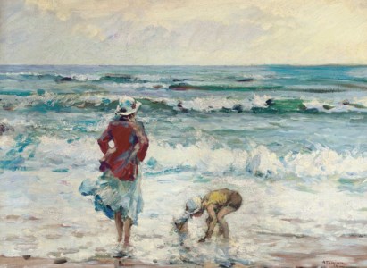 Mère et enfant jouant sur la plage