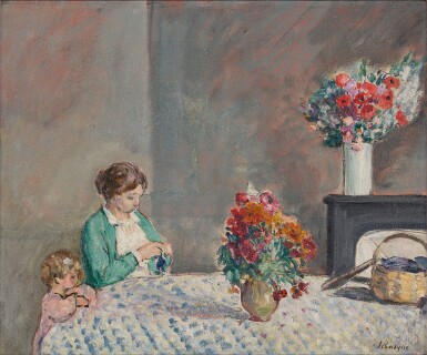 Femme et enfant dans un intérieur fleuri