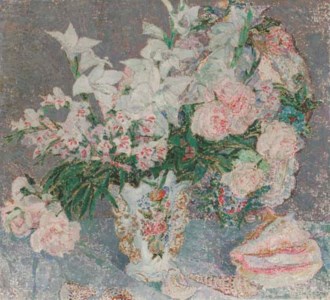 Fleurs blanches dans un vase de rocaille et coquillages