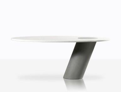 Eccentrico table
