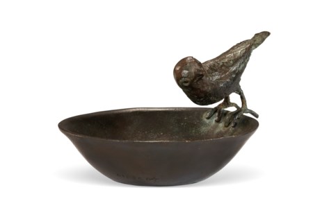 La coupe avec oiseau, tête tournée