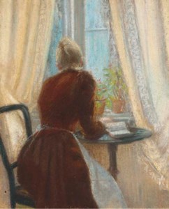 Une femme assise dans un intérieur, vue de dos devant une fenêtre
