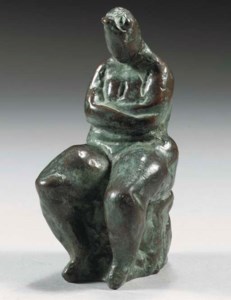 Zittende figuur met gekruisde armen