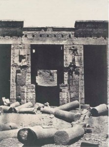 Médinet-Habou. Partie Orientale du Peristyle du Palais de Ramses-Méiamoun (Thèbes), 1850