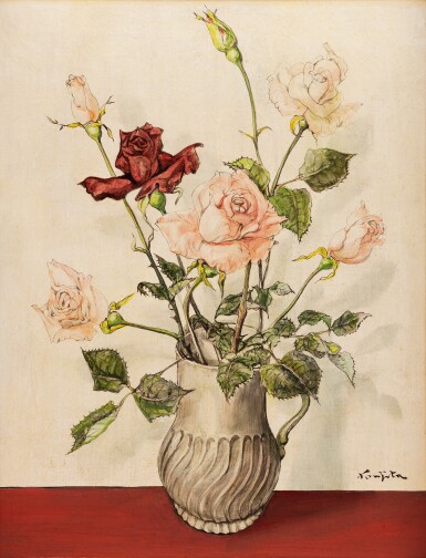 Bouquet de roses dans un vase d'étain