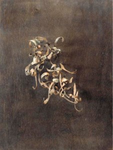 44 tiges de cuivre martelés sur fond bois noir