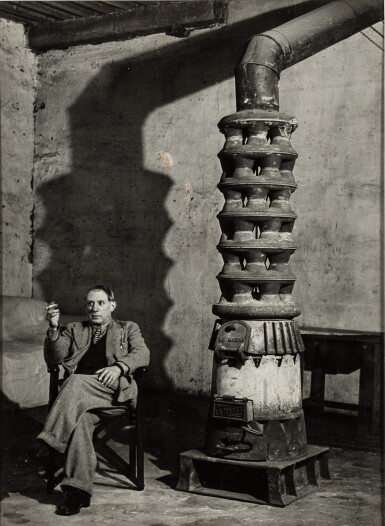 Picasso dans son atelier rue des Grands Augustins à Paris, 1939