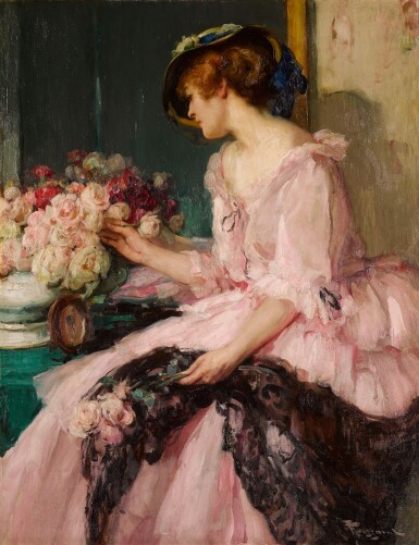 Femme arrangeant un bouquet de fleurs