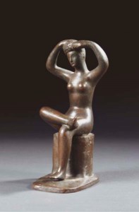 Femme assise arrangeant sa coiffure