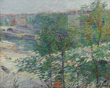 Le pont derrière les arbres