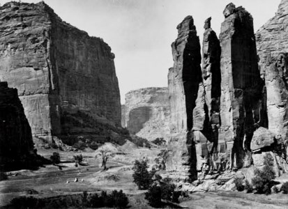 Cañon de Chelley, Walls of the Grand Cañon about 1200 feet in height