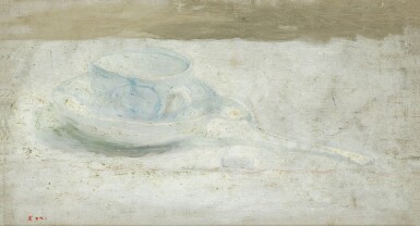 Tasse et cuillère sur une nappe blanche