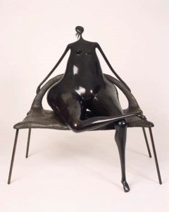 Sentada en el sofá