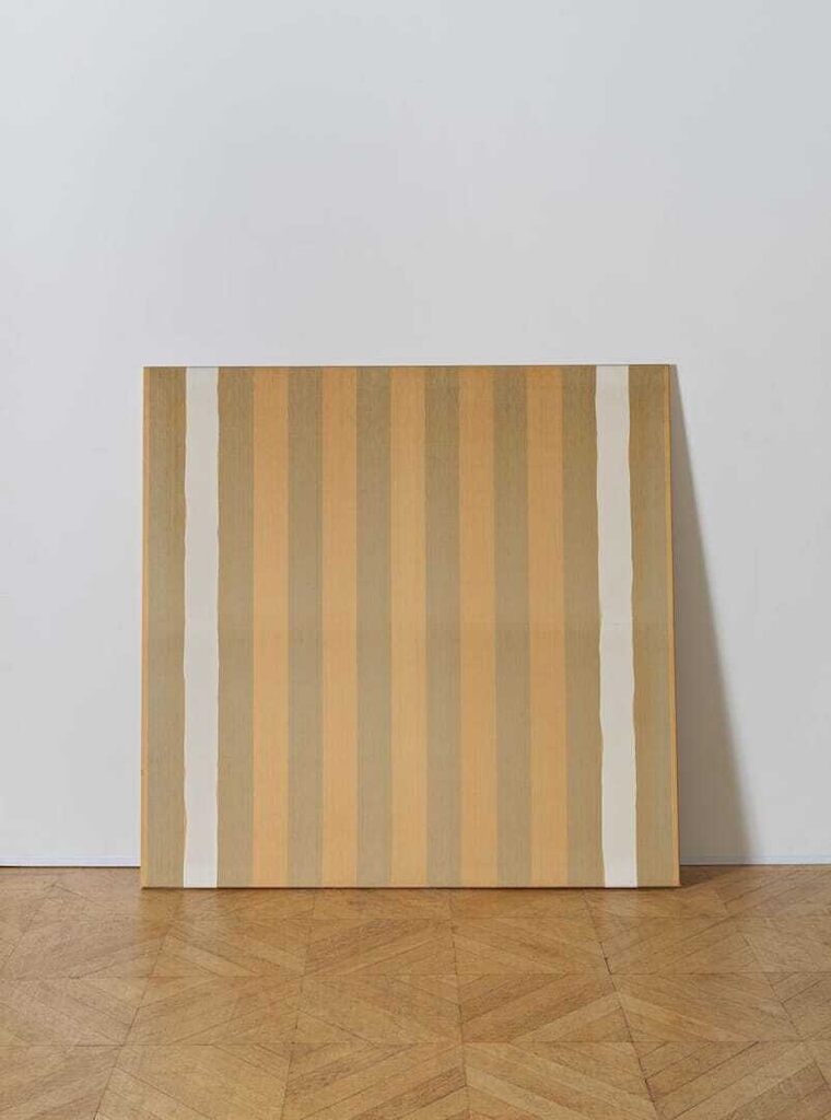 Peinture acrylique blanche sur tissu rayé blanc et bleu