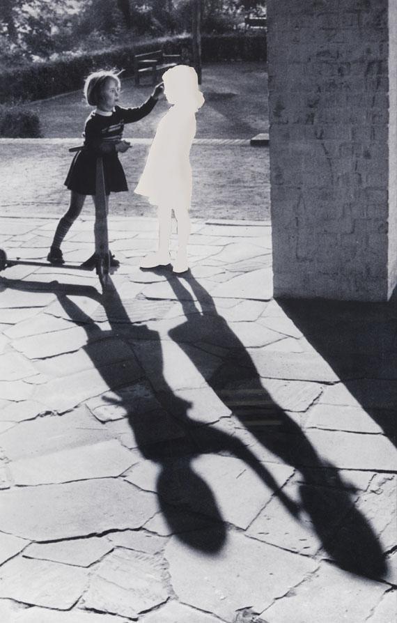 Zwei Mädchen mit Schatten