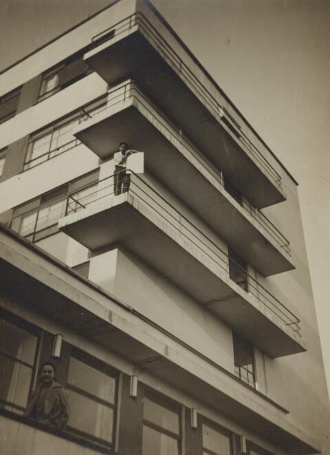 Xanti Schawinsky auf einem Balkon des Ateliergebäudes des Bauhauses
