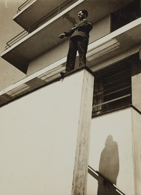 Clemens Röseler auf der Brüstung vor der Bauhauskantineu)