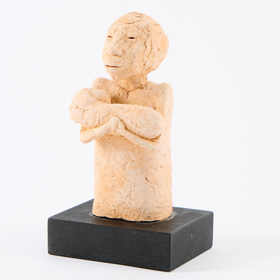 Skulptur, figurer, teracotta på träsockel. Etikettmärkt.