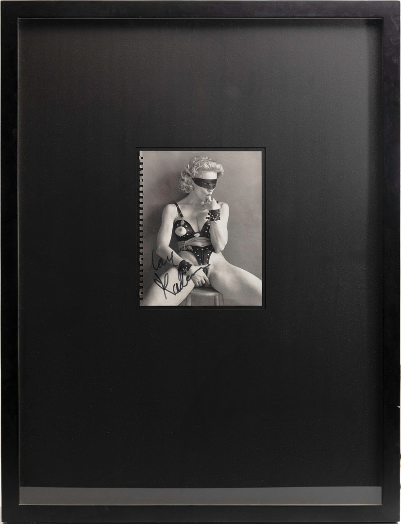 Fotografi, ur boken "Sex", 1992, Steven Meisel Studio, signerad av Madonna.