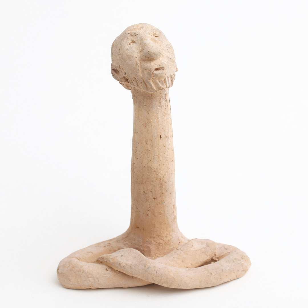 Skulptur, långhalsad figur, lergods, signerad.