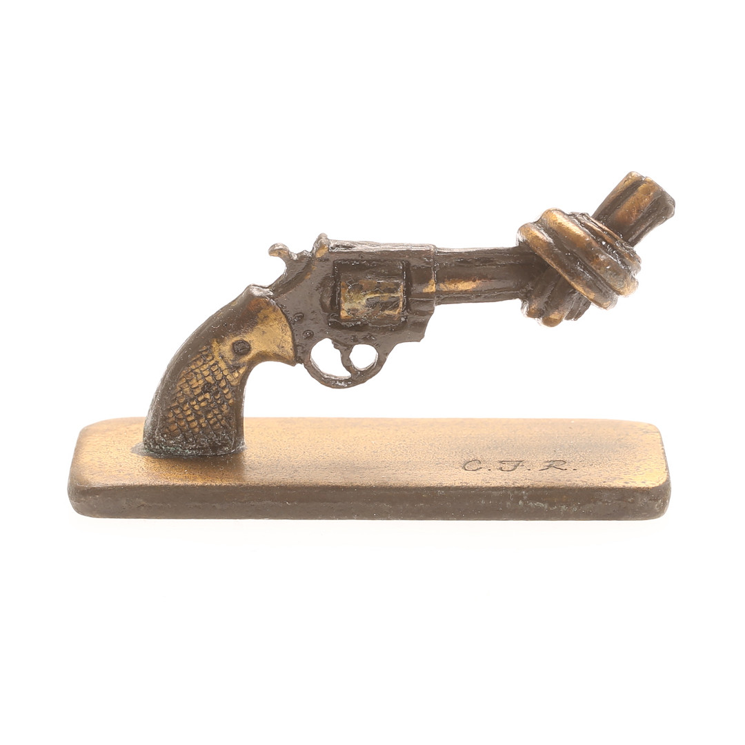 Skulptur, brons, "Non Violence" , signerad.