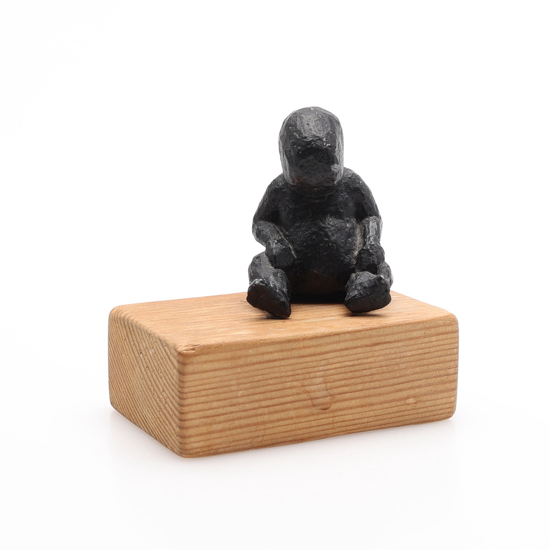 SKULPTUR, I FORM AV SITTANDE SPÄDBARN, PATINERAD METALL, SOCKELN SIGNERAD & NUMRERAD 7/16.