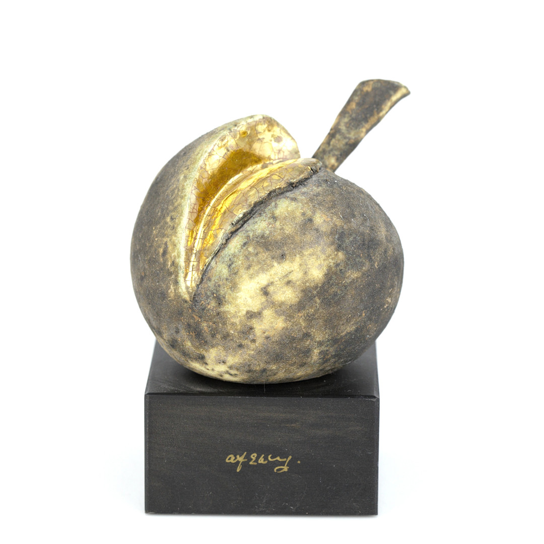 Skulptur, äpple, invändigt förgylld, keramik, signerad.