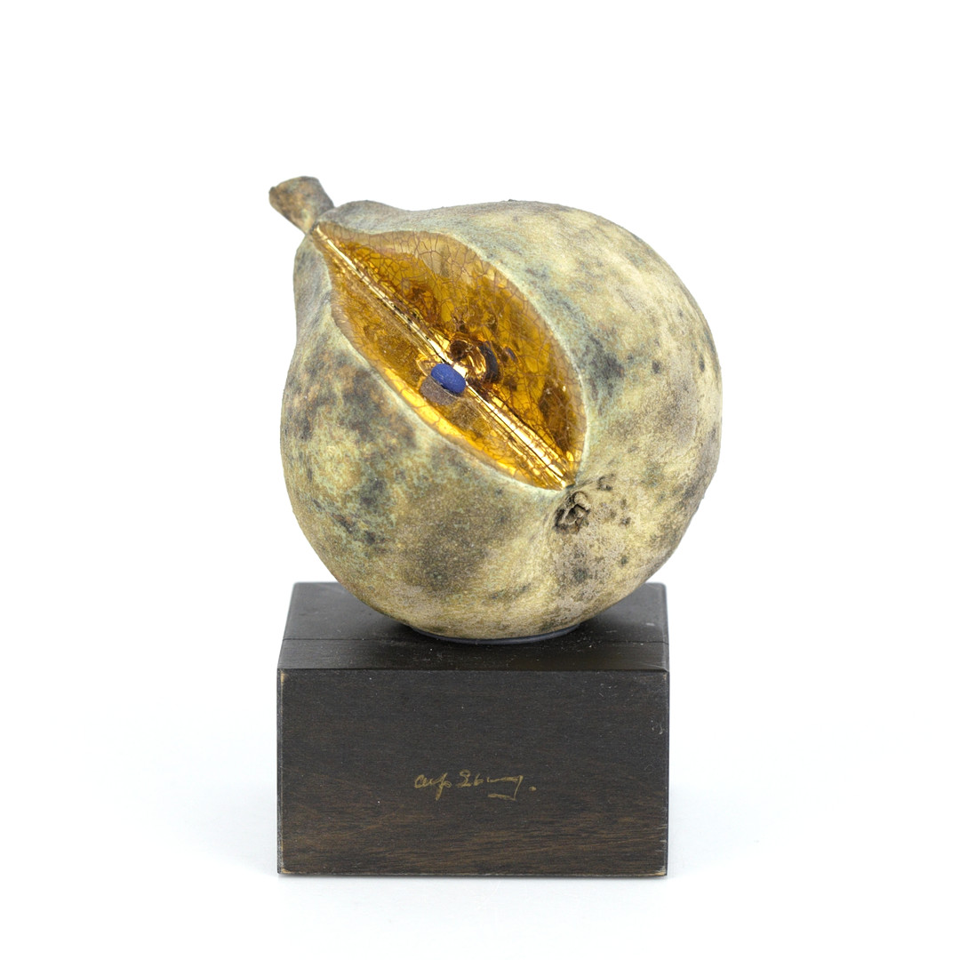 Skulptur, äpple med blå prick, invändigt förgylld, keramik, signerad.
