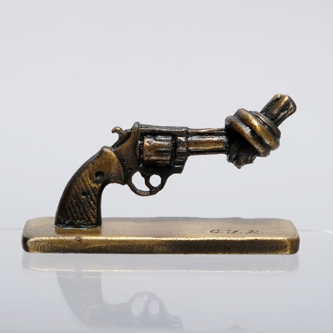 Skulptur, "Non-Violence", Brons, Signerad.