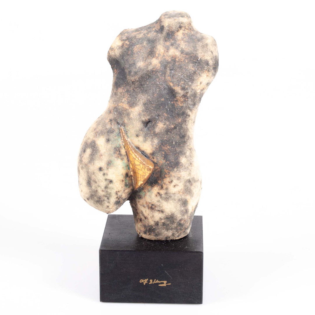 Torso, skulptur, glaserat stengods, delvis förgylld, signerad, på träsockel.