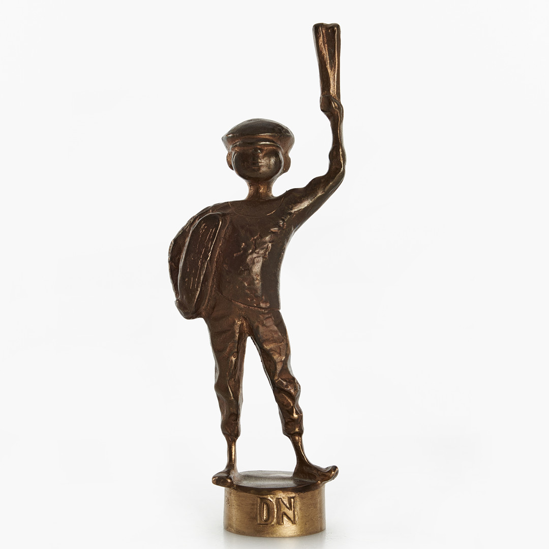 Skulptur, "Tidningspojken", brons, Herman Bergmans konstgjuteri, 1950-tal.
