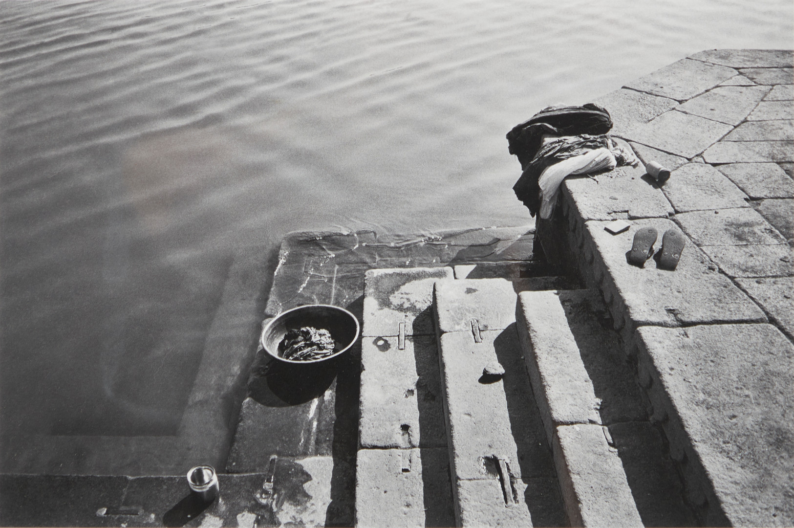 /21. JH.). 'Presence #1 (Masheshwar - Madhya Pradesh, 1997)', schwarzweiss Fotografie.