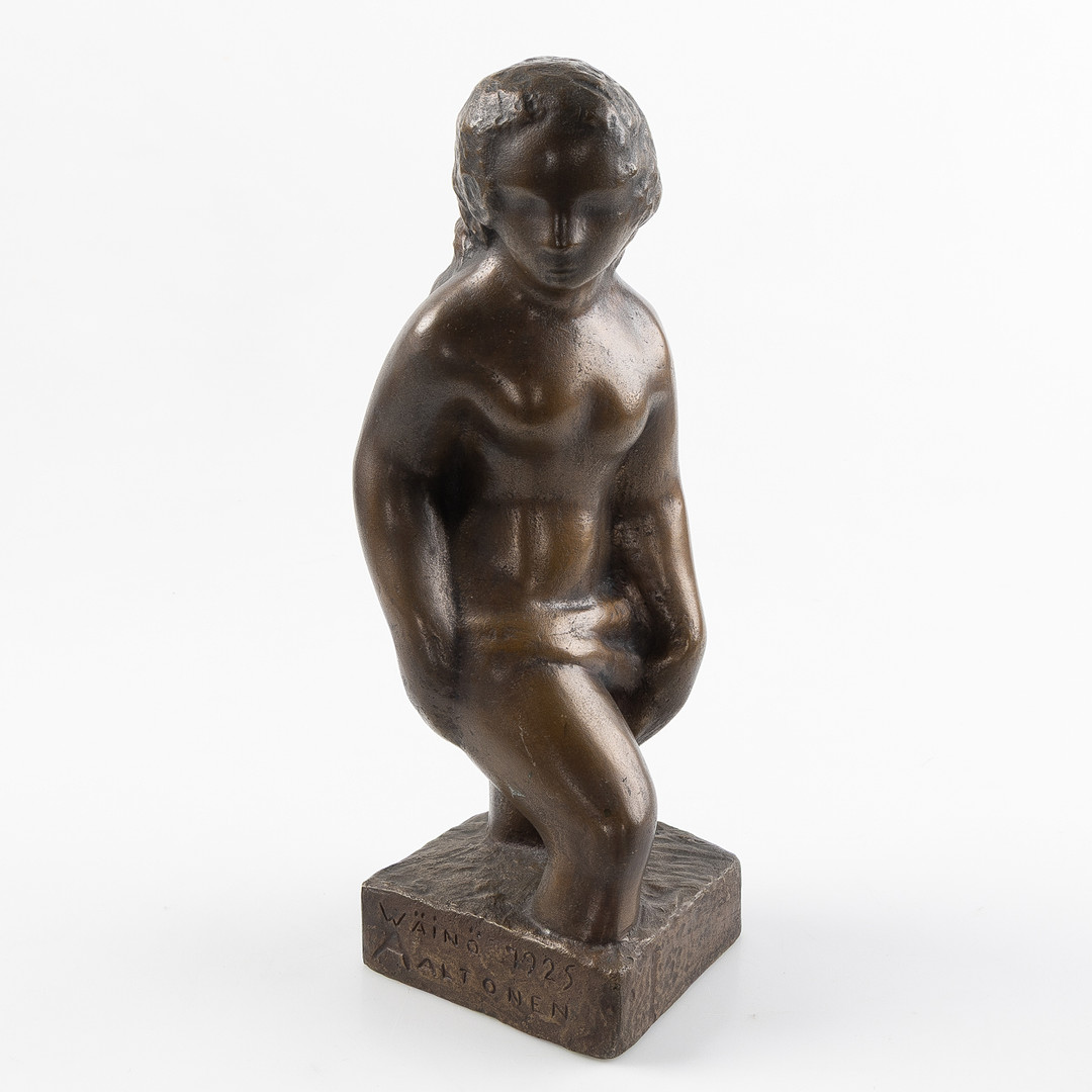 Skulptur, "Kahlaaja" (Aino), signerad, 1925, märkt Vi-CC, patinerad brons.