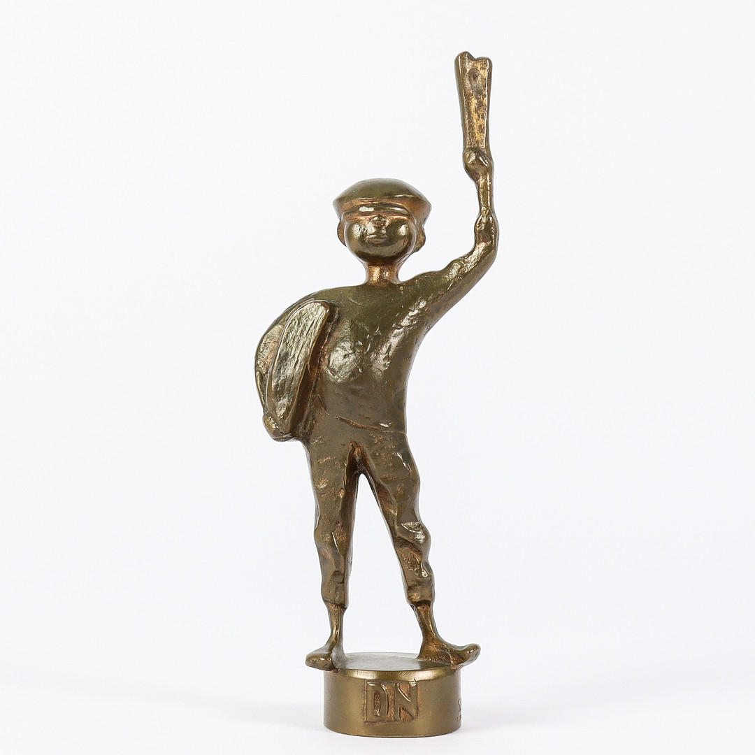 Skulptur, brons, "Tidningspojken", DN.