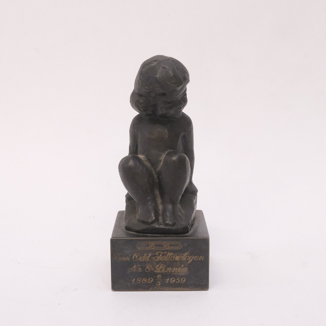 SKULPTUR, SITTANDE FLICKA, MÖRKPATINERAD BRONS.