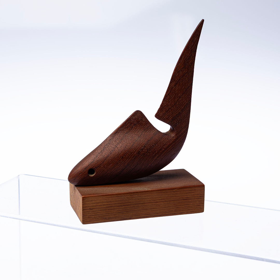 Skulptur, form av fisk, teak, monterad på sockel, signerad JM.