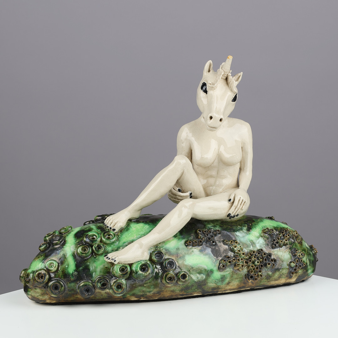 Skulptur af glaseret stentøj forestillende kvindeligt fabeldyr, Danmark, dateret 2015.