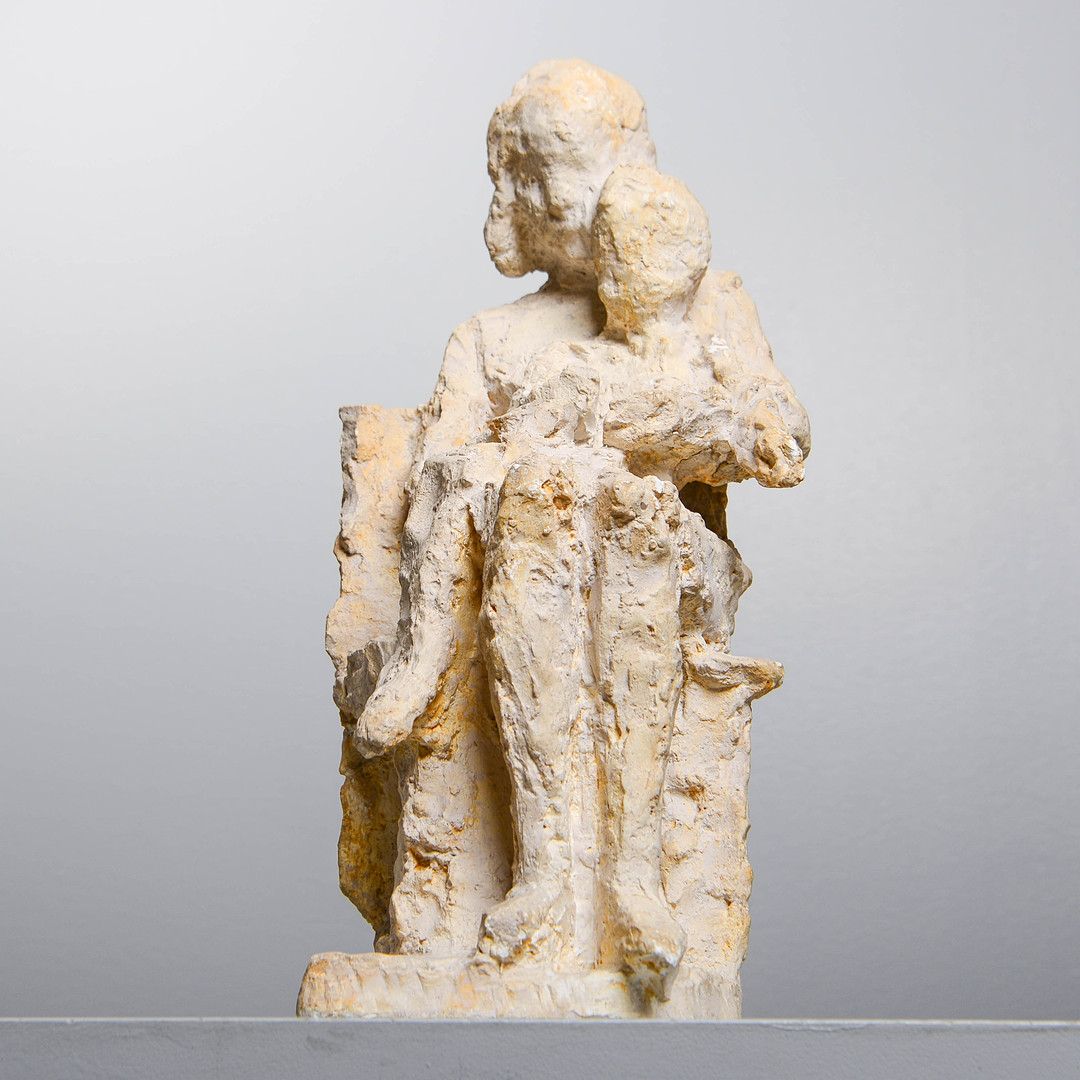 "Mor och barn", skulptur, gips, signerad samt daterad 1963.