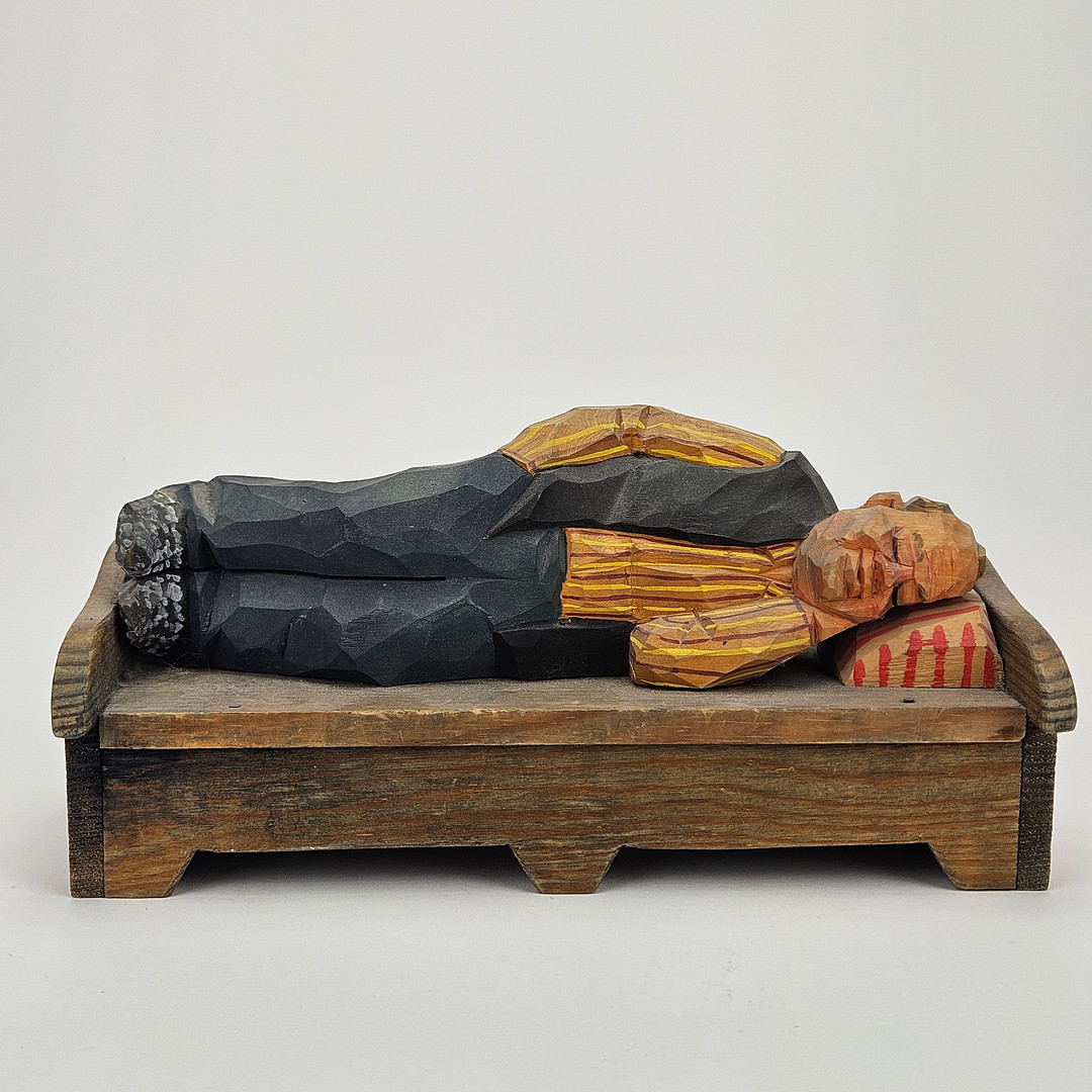Sovande man på soffa. Skulptur, snidat trä, signerad.