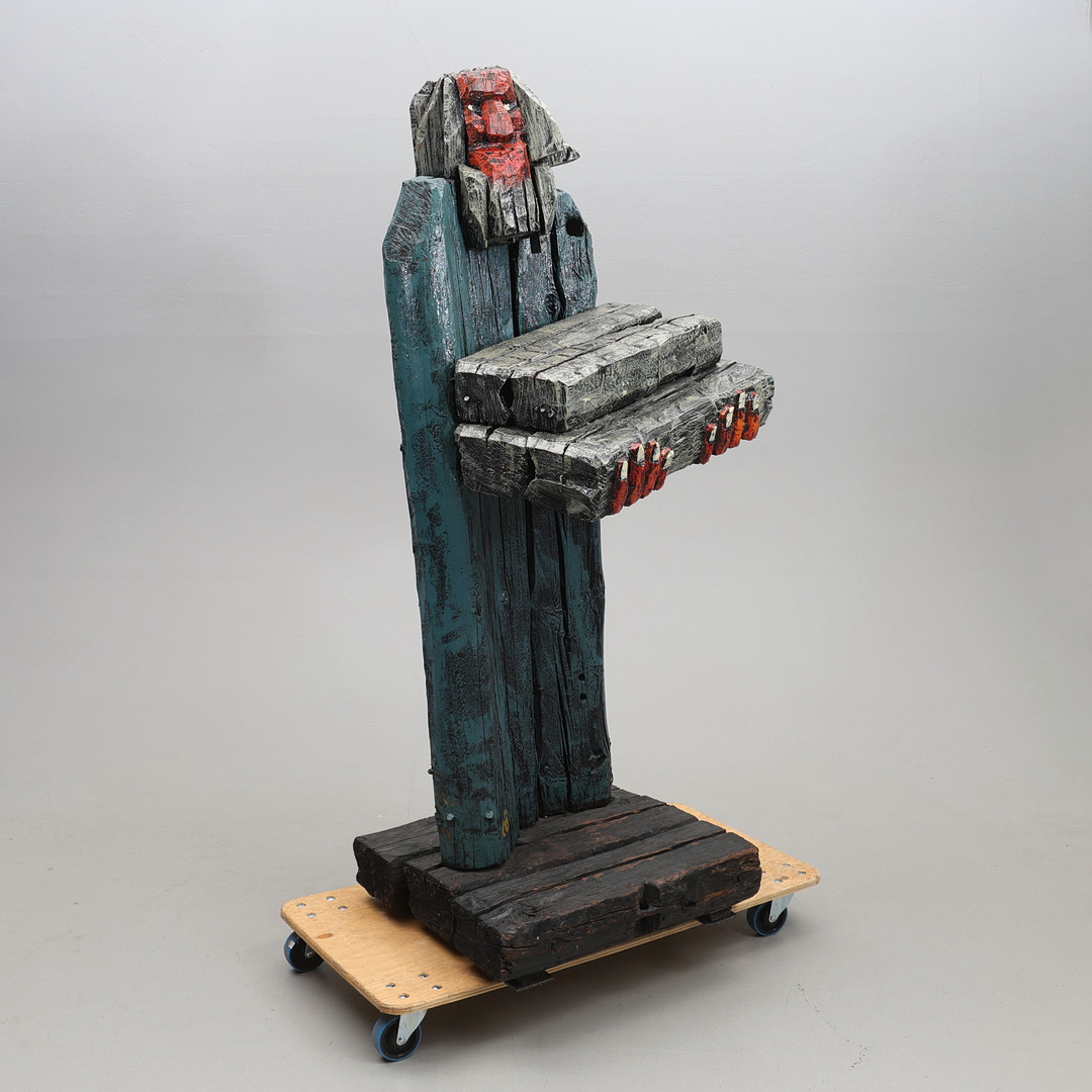Stor Skulptur, Mose och dom 10 budorden, signerad.