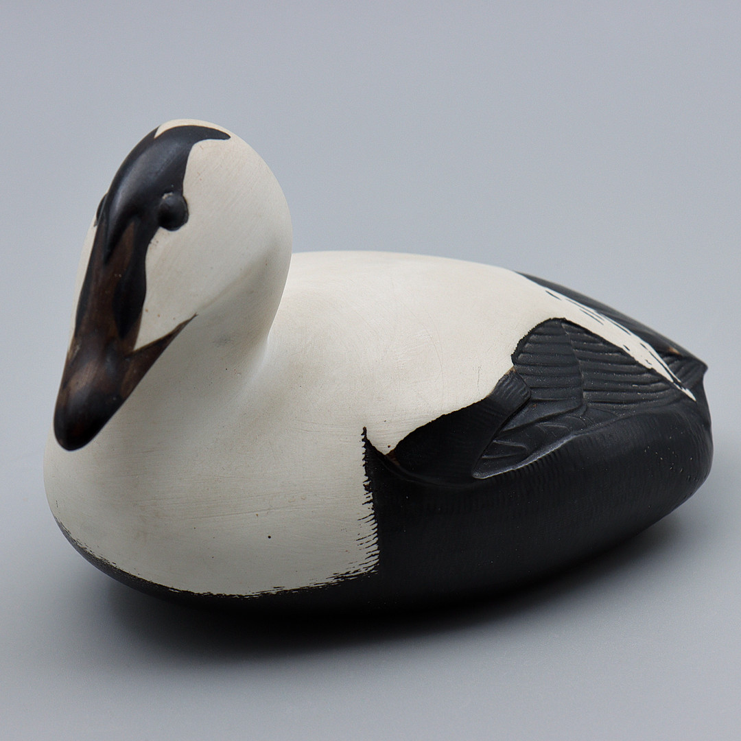 SKULPTUR "EIDER" STUDIOHAND, GUSTAVSBERG, SIGNERAD.