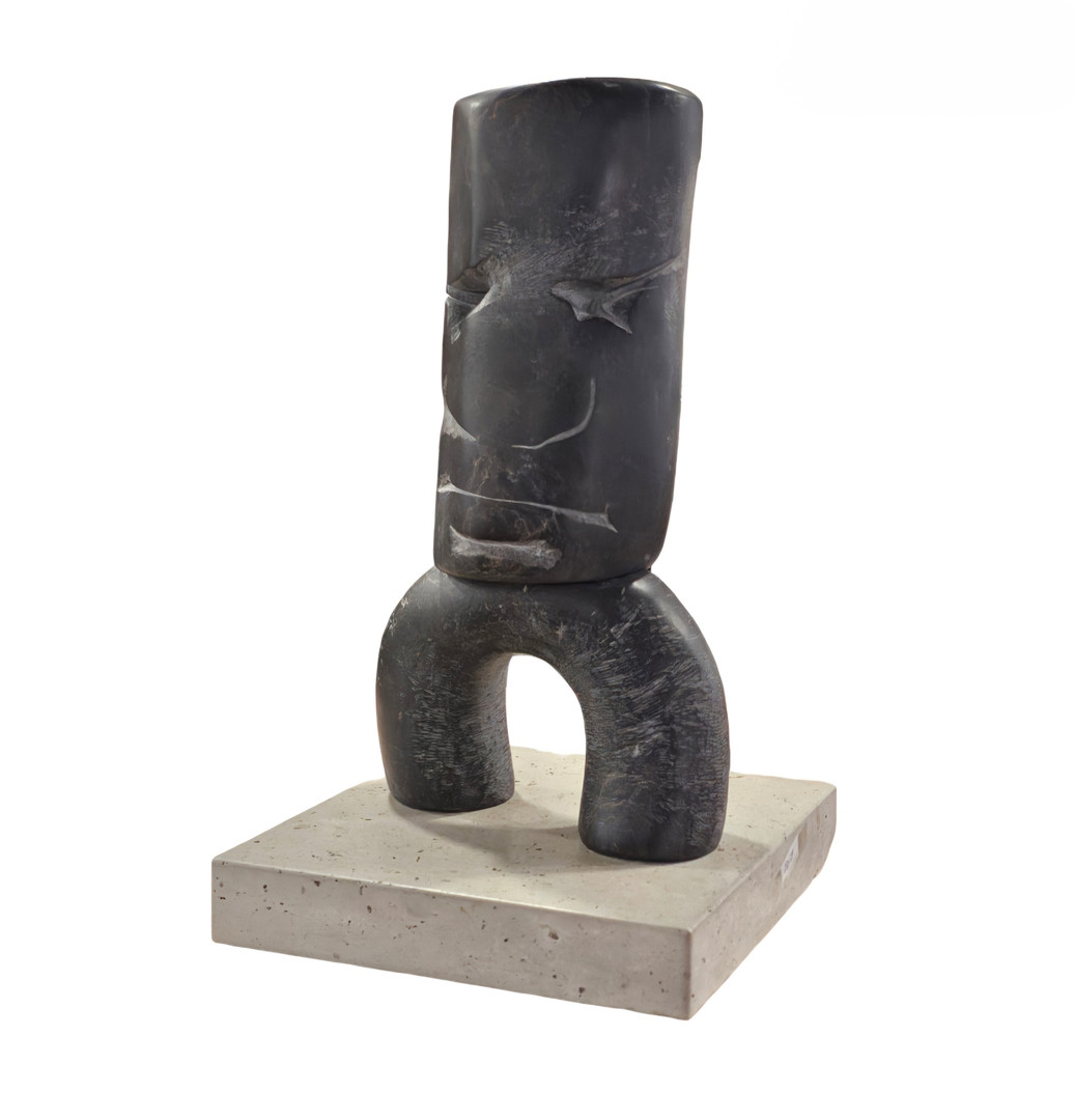 Escultura en piedra con base.