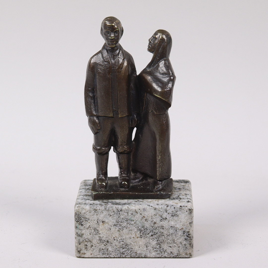 AXEL OLSSON. skulptur, ''Utvandrarna'', brons på stensockel.