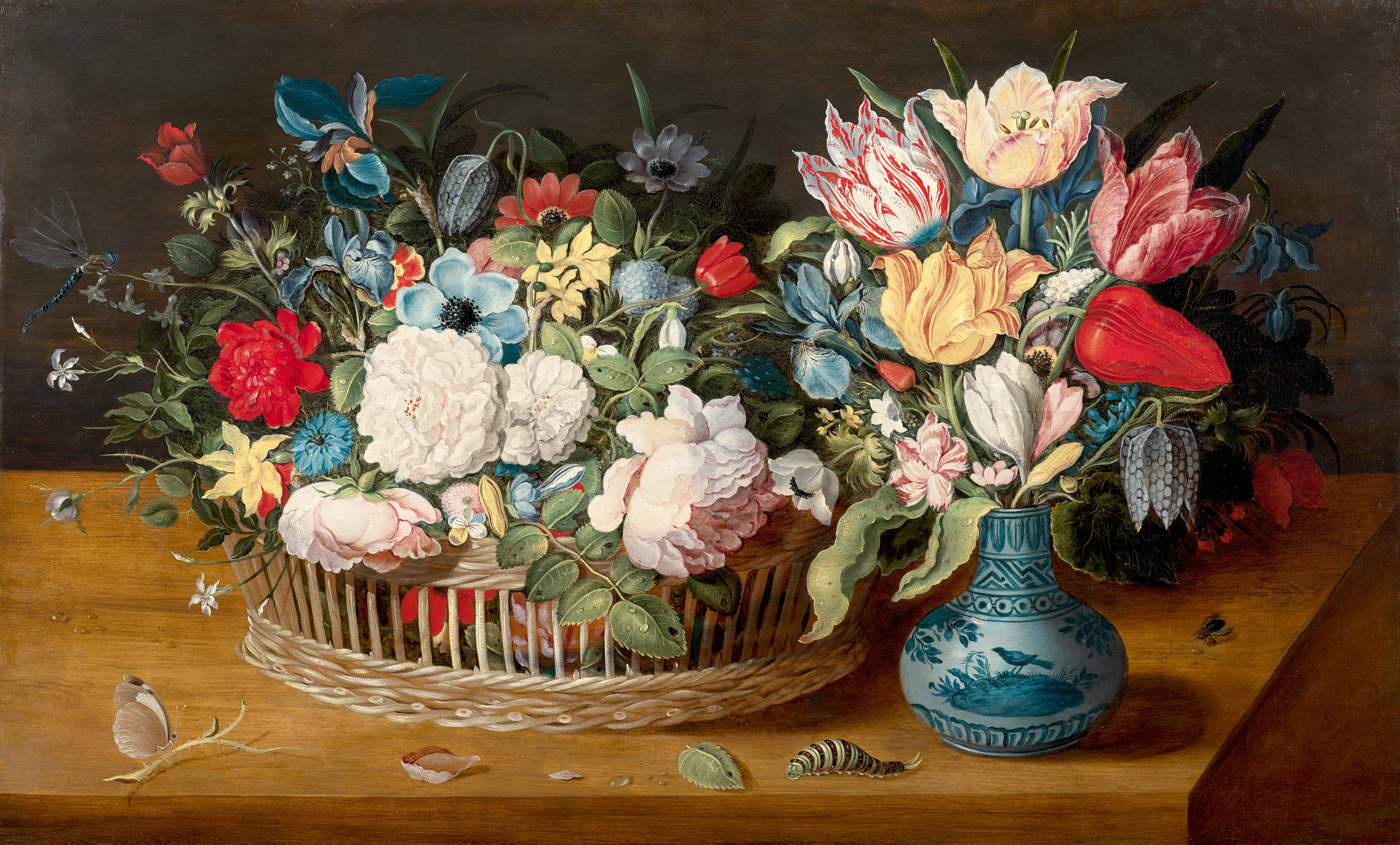 Corbeille de fleurs et bouquet dans un vase Wan-Li sur un entablement
