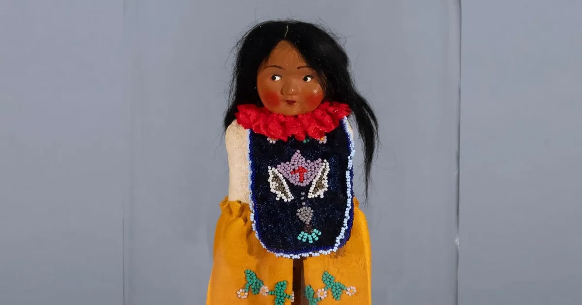 Colonial souvenir (doll)