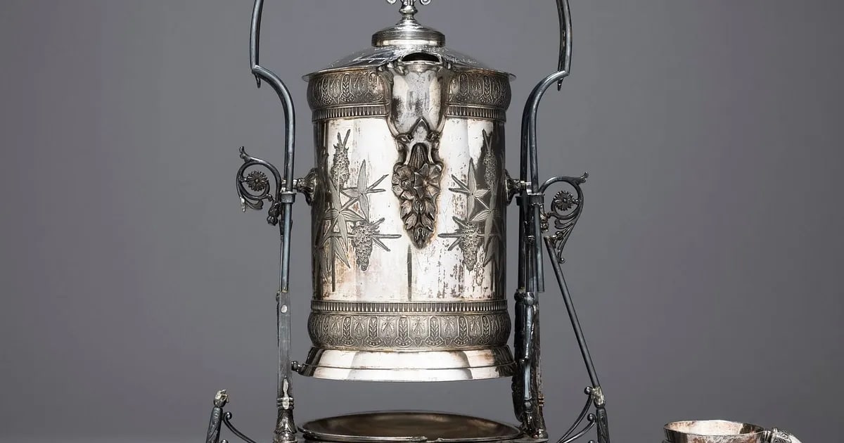 Pichet à eau honorifique offert au juge Ernest Cimon par ses amis de Chicoutimi le 1er septembre 1882