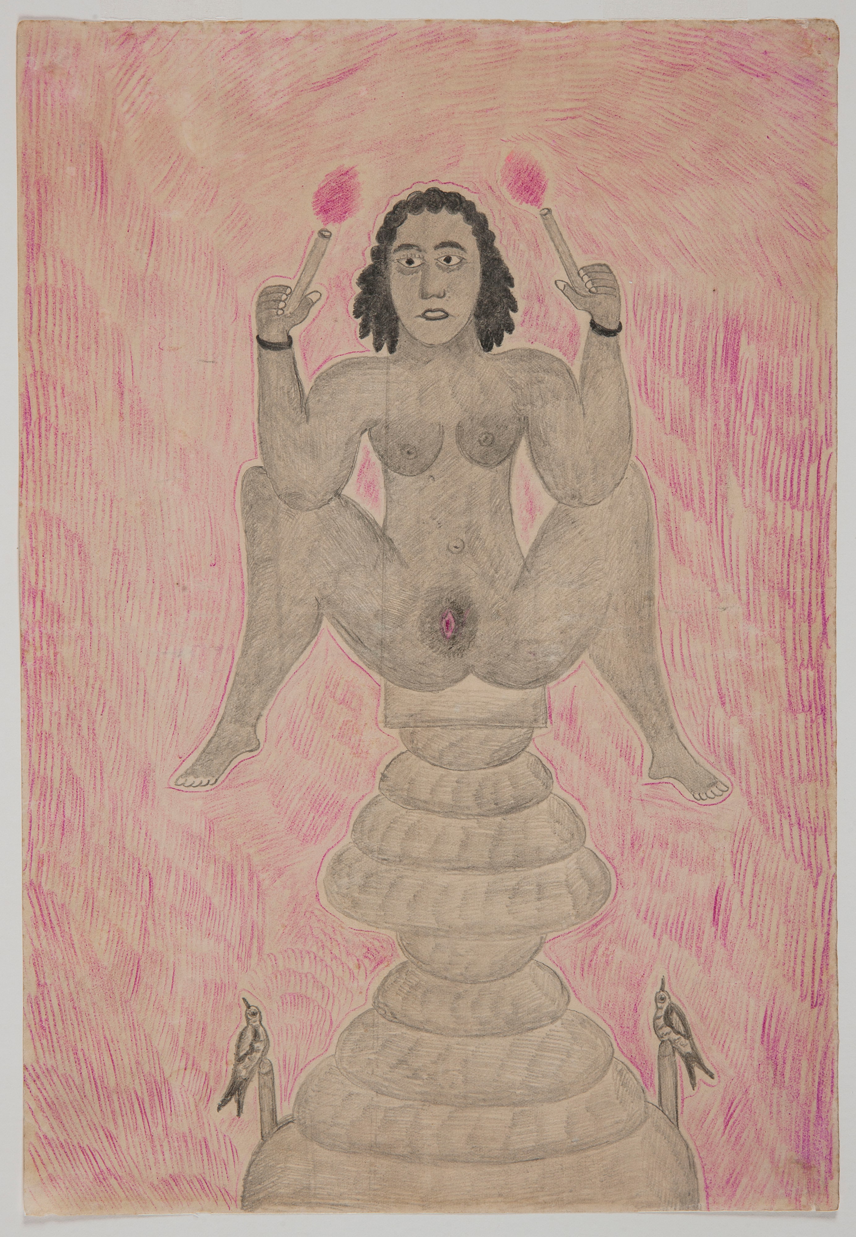 Mulher sentada sobre pedestal com velas