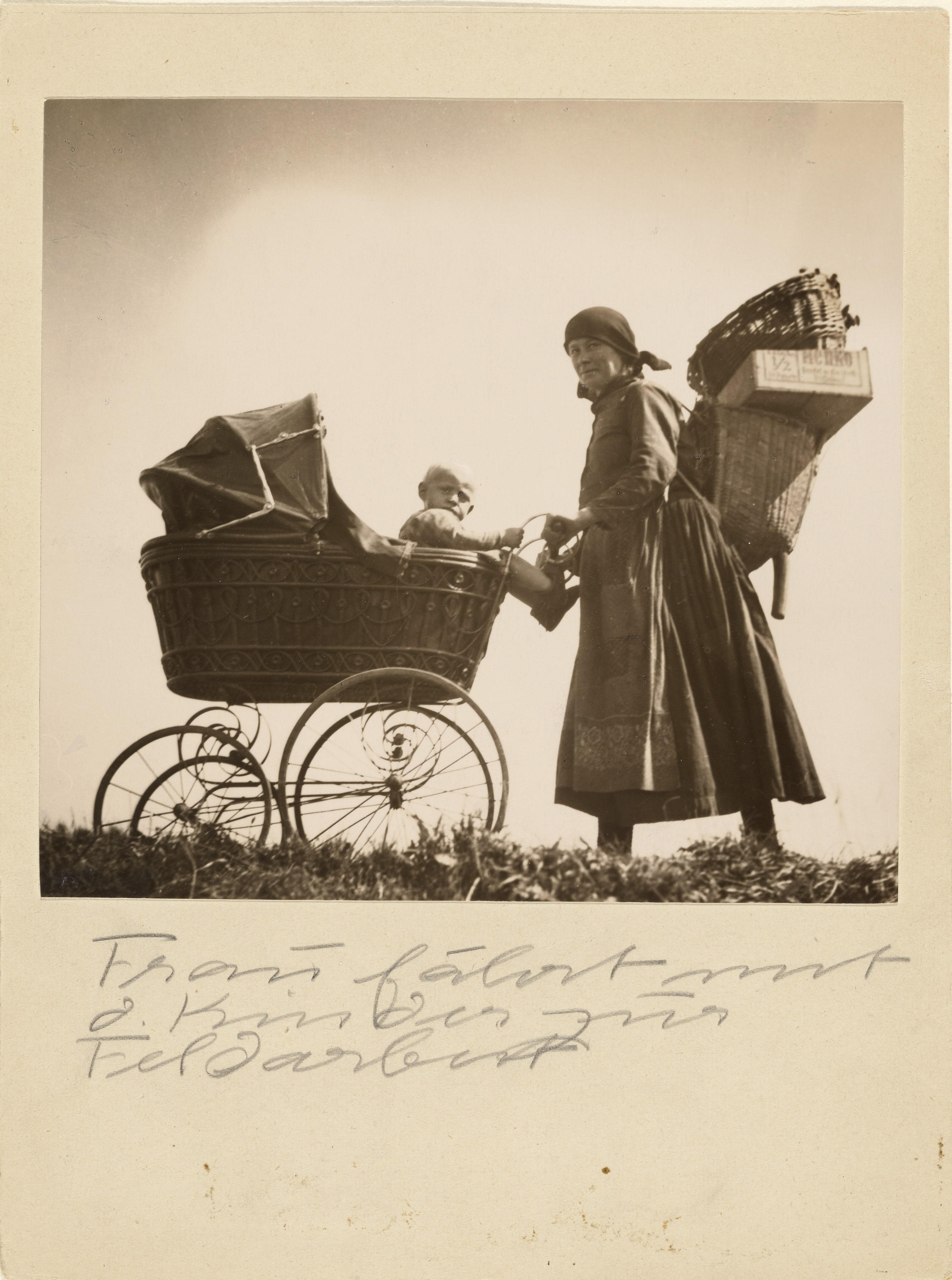 Frau fahrt mit den Kindern zur Feldarbeit