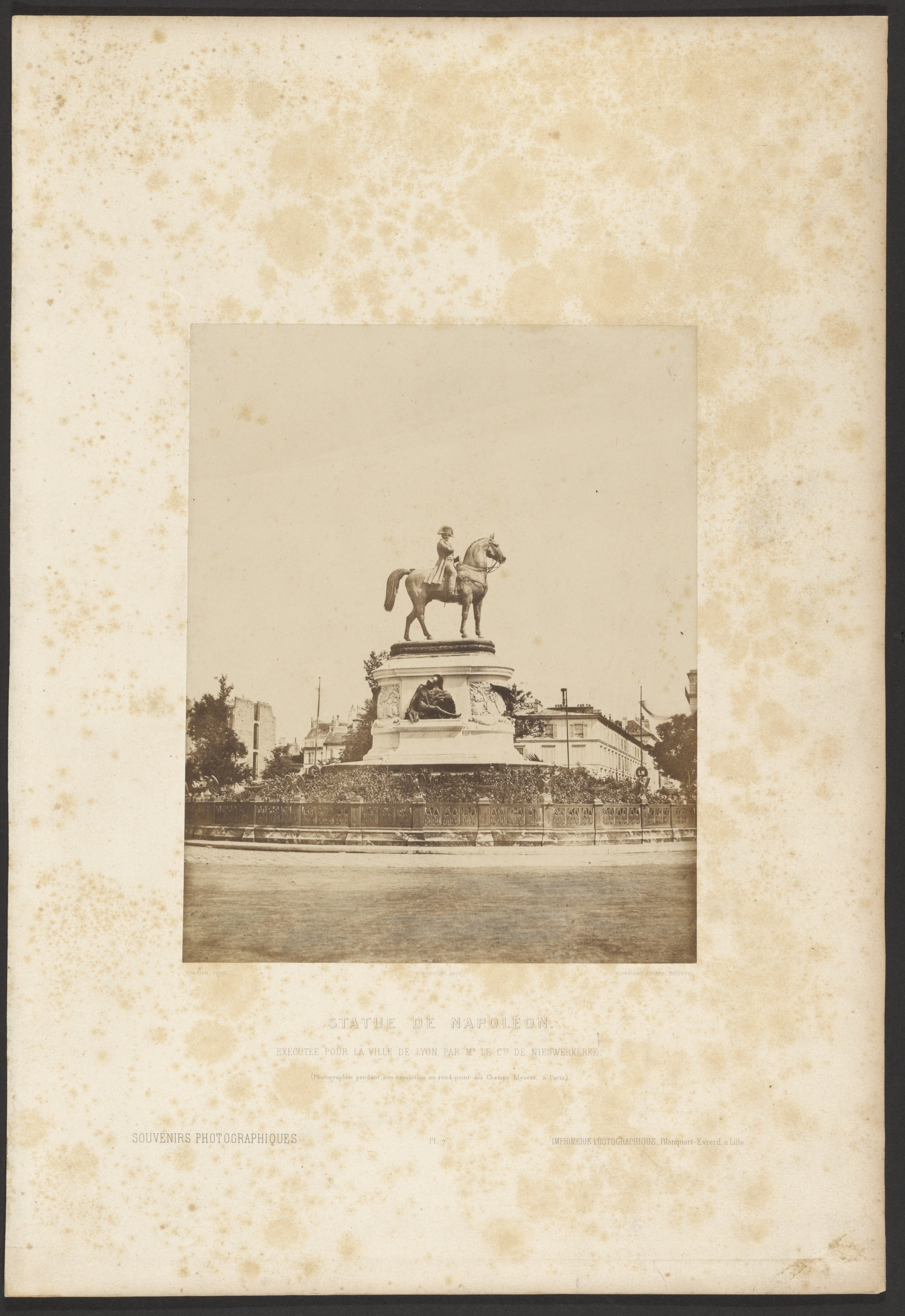 Statue de Napoléon. Exécutée pour la ville de Lyon, par M. le Cte de Nieuwerkerke. (Photographiée pendant son exposition au rond-point des Champs-Elysées, à Paris.